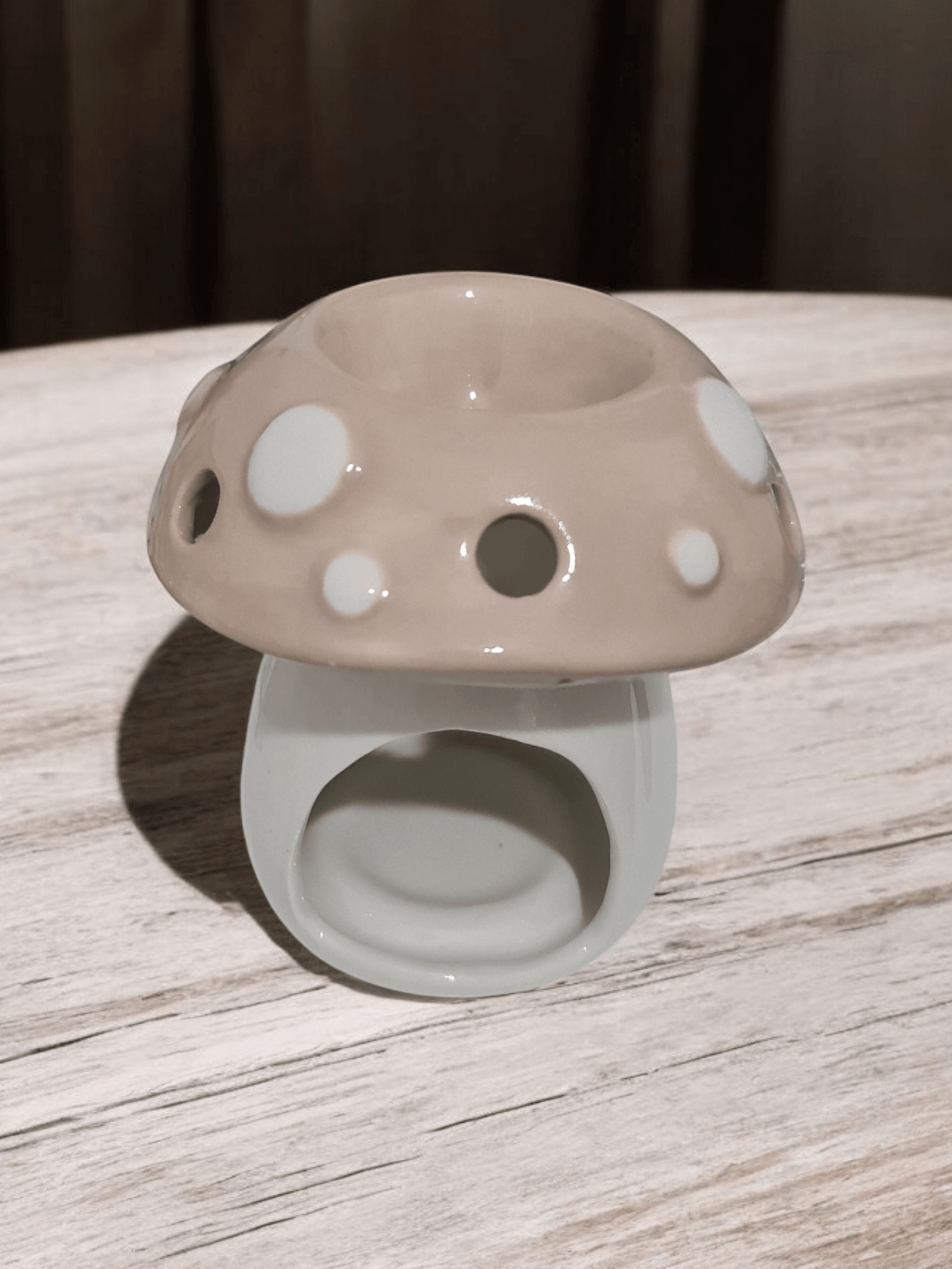 Toadstool-shaped ceramic wax melt burner with tealight for cosy autumn fragrance